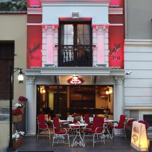 イスタンブールにあるディバリス ホテルの建物の前にあるレストラン