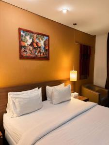 Ένα ή περισσότερα κρεβάτια σε δωμάτιο στο Hotel Ompu Herti