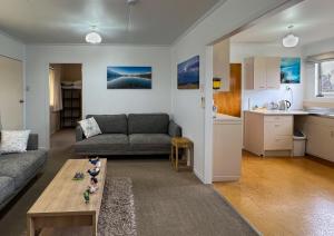 un salon avec un canapé et une table dans l'établissement High Country Cottage, à Twizel