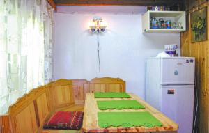 małą kuchnię ze stołem i lodówką w obiekcie Holiday Home Drezdenko Lubiatów Ii w mieście Lubiatów