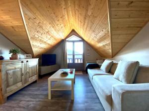 een woonkamer met een bank en een tafel bij Appartement le Dahu Risoul 1850 in Risoul