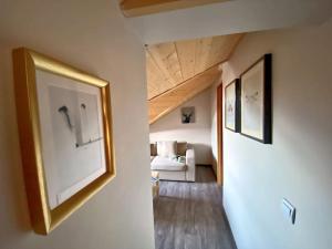 een woonkamer met een gouden schilderij aan de muur bij Appartement le Dahu Risoul 1850 in Risoul