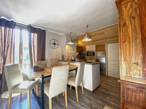 een keuken en eetkamer met een tafel en stoelen bij Appartement le Dahu Risoul 1850 in Risoul