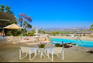 Bazen v nastanitvi oz. blizu nastanitve Sun&Star Studded Central Luxury with Hottub, Pool, Views