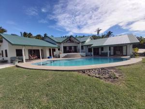 Bazén v ubytování Bularangi Villa, Fiji nebo v jeho okolí