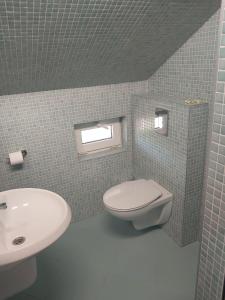 A bathroom at Family Hotel Maritime