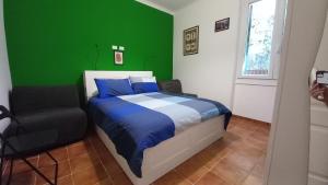 A bed or beds in a room at Celtic House B&B