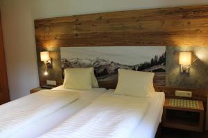 Postel nebo postele na pokoji v ubytování Hotel Rauscher - Das Naturteichparadies
