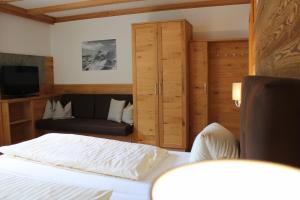 Postel nebo postele na pokoji v ubytování Hotel Rauscher - Das Naturteichparadies