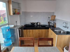 Köök või kööginurk majutusasutuses Pilachhen Community Homestay Lacchi Photo Saino +7 fotot
