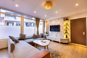 TV a/nebo společenská místnost v ubytování Hotel M Square Pvt.Ltd