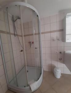 Vannituba majutusasutuses "Waldhäuschen" am Waldesrand