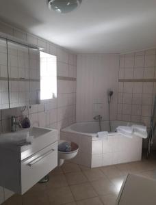 Vannituba majutusasutuses "Waldhäuschen" am Waldesrand