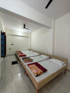 Postel nebo postele na pokoji v ubytování Hotel Abhishek