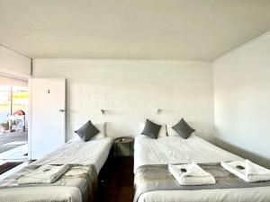 Ένα ή περισσότερα κρεβάτια σε δωμάτιο στο Sawmill Hotel Motel