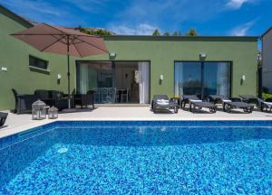Πισίνα στο ή κοντά στο New! Villa Verde with 4 en-suite bedrooms, private pool, 200m from sandy beach
