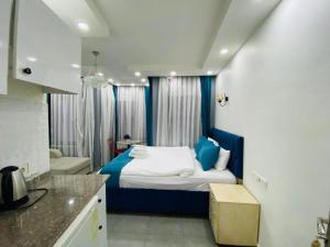 Postel nebo postele na pokoji v ubytování Galata Zade Luxury Boutique Hotel
