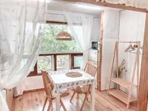 Country House Exclamation Mark & Comma的阳台或露台