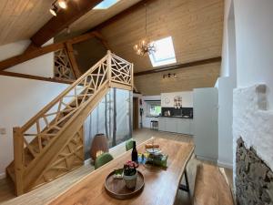 布尔格-罗伊兰德die Mühle - 4-star holiday home in Ouren的客厅设有木制楼梯和桌子