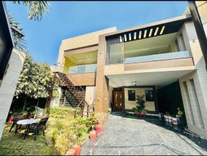 阿姆利则Wonderstays的一间房子，前面有一张桌子和几把椅子