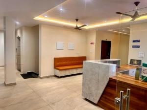 a lobby with a couch in the middle of a room at SV Banquets And Luxury Rooms in Farrukhnagar