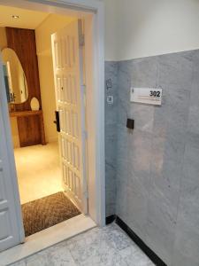a bathroom with a shower with a glass door at بارك سويت Park Suite in Riyadh