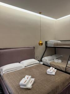 Postel nebo postele na pokoji v ubytování LUCIGNOLOROOM stazione centrale Napoli