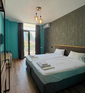 A bed or beds in a room at Casa Del Mar
