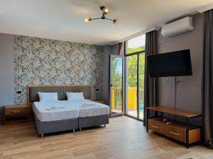 A bed or beds in a room at Casa Del Mar