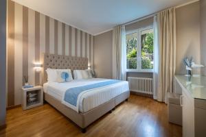 a hotel room with a bed and a window at Hotel Metropole in Santa Margherita Ligure