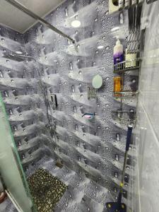 SergeliにあるSergeli Homeのたくさんの工具が置かれた金属の壁 +7枚の写真
