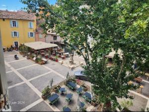 an overhead view of a courtyard with tables and chairs at Appartement Cosy en plein centre historique de Fréjus in Fréjus
