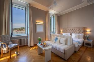a hotel room with a bed and a couch at Hotel Metropole in Santa Margherita Ligure