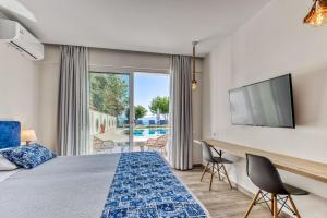 A bed or beds in a room at Sirocco Hotel