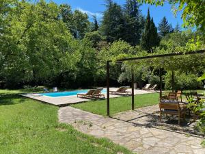 Bazén v ubytování L'Auberge du Ranc nebo v jeho okolí