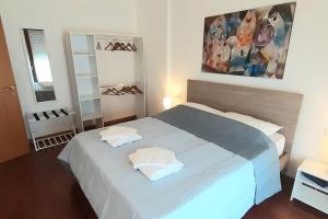 a bedroom with a bed with two towels on it at Casa Olimpia 52 in Verona