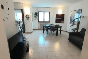 a living room with a table and chairs at Casa Olimpia 52 in Verona