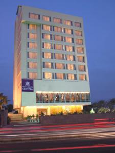 un edificio alto con un cartel en el costado en Royal Orchid Central Jaipur, Bani Park, en Jaipur