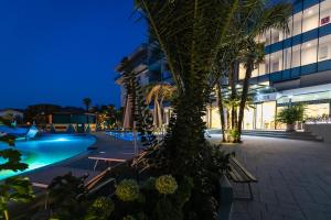 Бассейн в Mediterranee Family Hotel & Spa или поблизости