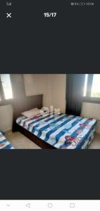 Postel nebo postele na pokoji v ubytování شاليه بالساحل