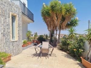 Κήπος έξω από το Impeccable 3-Bed Villa in Nicosia
