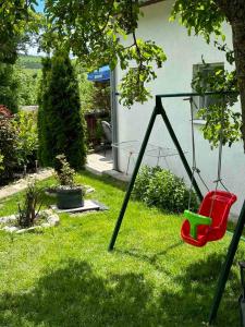 eine Schaukel im Gras in einem Garten in der Unterkunft Vikendica Vrba in Gacko