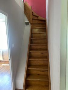 a staircase in a house with wooden floors at Appartement spacieux et lumineux Calanques Sormiou in Marseille