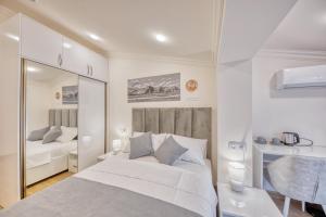 En eller flere senge i et værelse på Maison Heritage Hotel