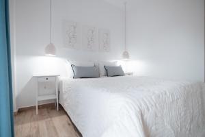 Кровать или кровати в номере Odyssey Apartment