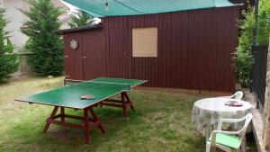 a ping pong table in a backyard with a ping pong table at Apartments Laura in Pinezici