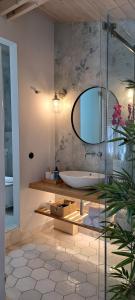 ein Badezimmer mit Badewanne, Waschbecken und Spiegel in der Unterkunft Verani suites Lefkas Town in Lefkada Town + 29 Fotos