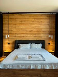 A bed or beds in a room at Casa Del Mar