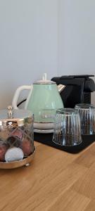 ein Tisch mit einem Toaster und Tellern mit Essen in der Unterkunft Verani suites Lefkas Town in Lefkada Town