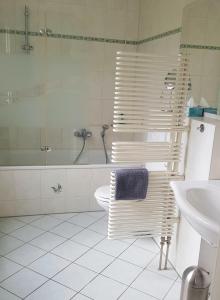 ein Badezimmer mit Badewanne, Toilette und Waschbecken in der Unterkunft Oase im Dresdner Westen in Dresden + 20 Fotos